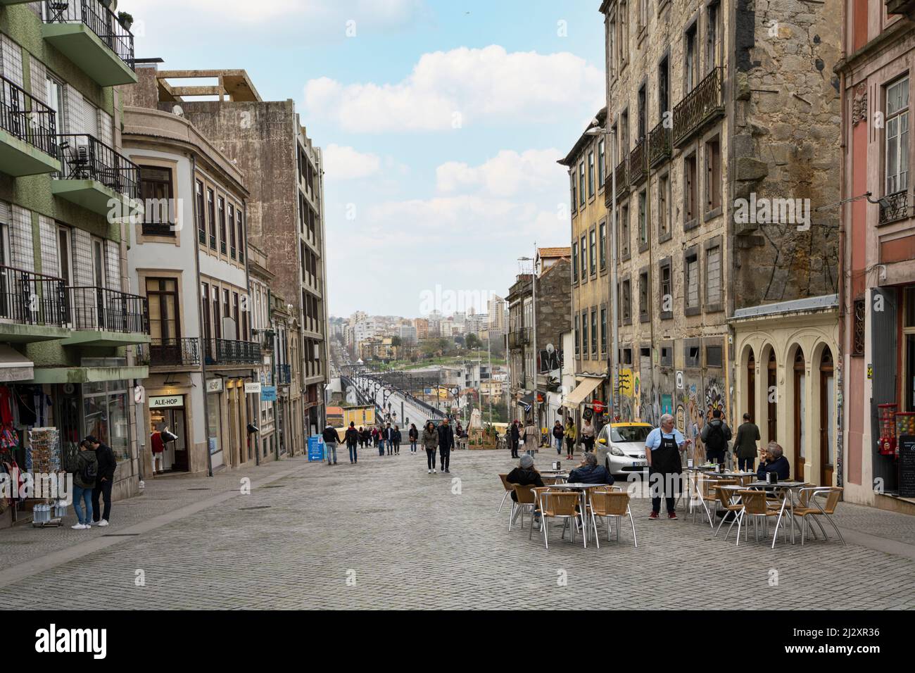 Porto, Portugal. März 2022. Blick auf die Menschen entlang der Straße, die zur Luis I Brücke führt, im Hintergrund Stockfoto