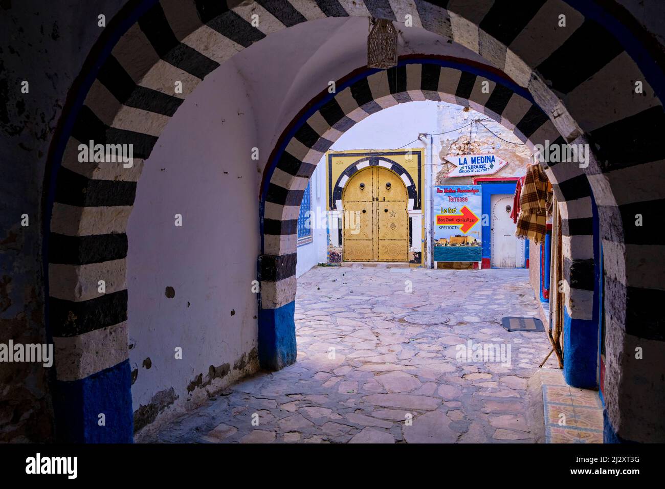 Tunesien, Hammamet, bunte Tür in der Medina Stockfoto