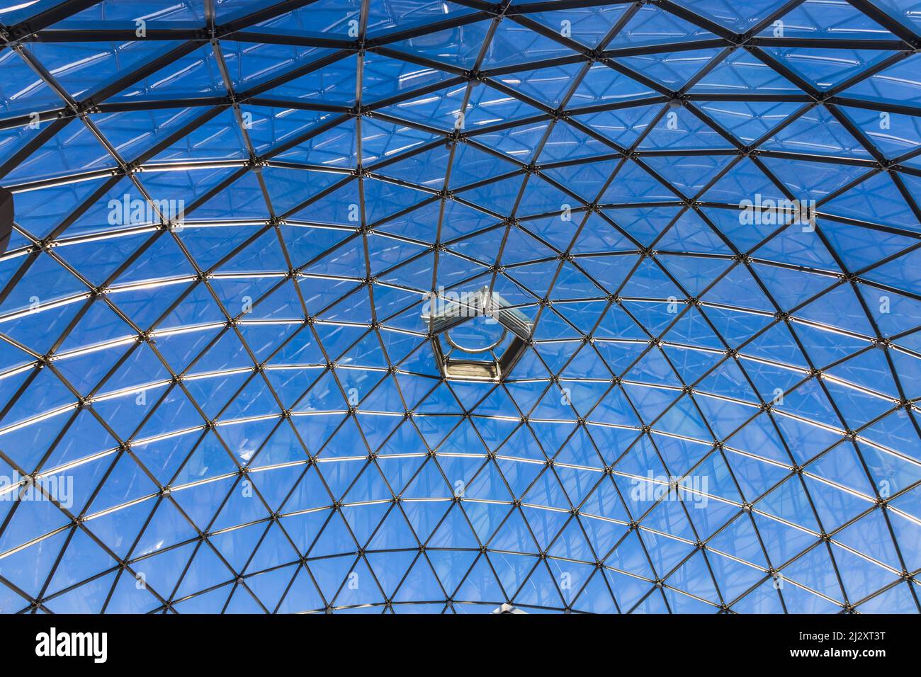 Das geschwungene Dach der strukturellen Glasfassade des modernen Architekturgebäudes Stockfoto