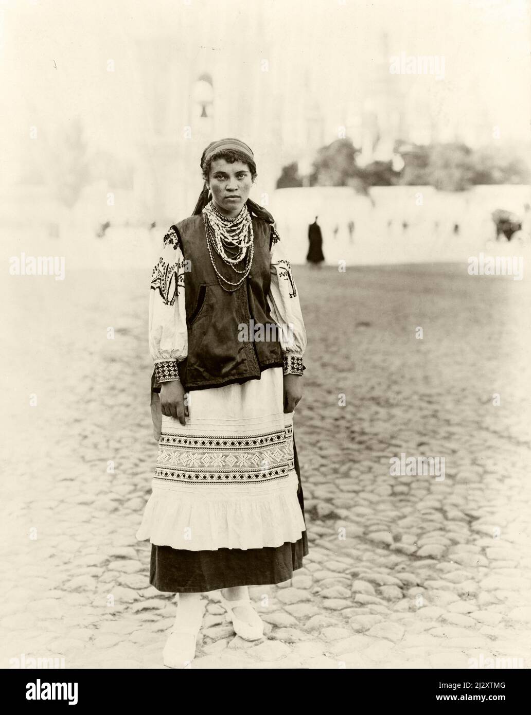 Ukraine, Frau in Paesant Kostüm im Jahr 1920. Stockfoto