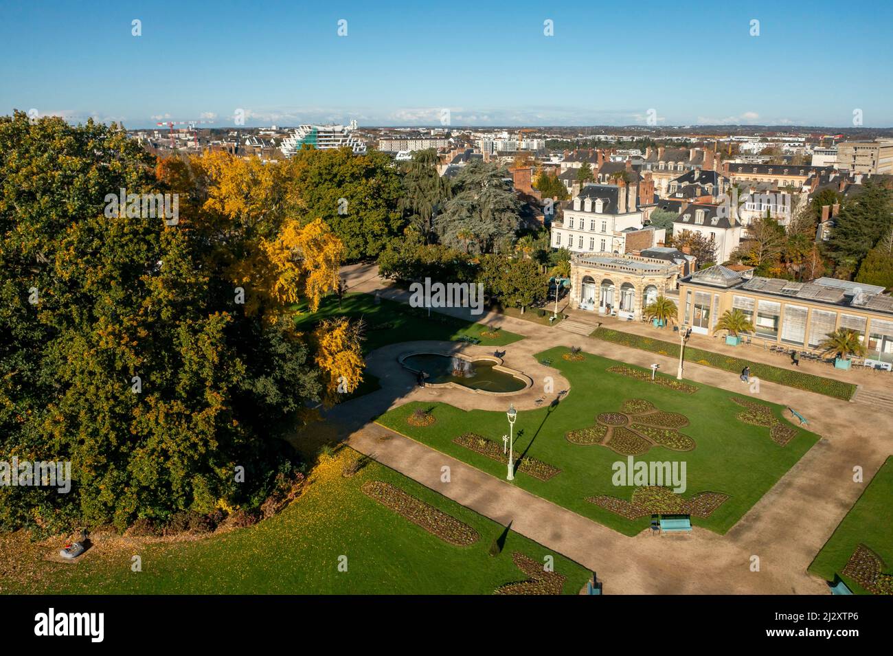 Rennes (Bretagne, Nordwestfrankreich): Luftaufnahme des Thabor Parks mit der Orangerie und Bäumen in Herbstfarben Stockfoto