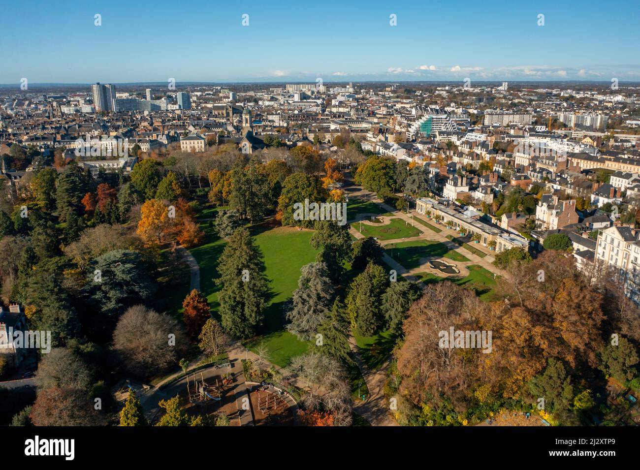 Rennes (Bretagne, Nordwestfrankreich): Luftaufnahme des nördlichen Teils der Stadt vom Thabor Park. Die Orangerie, Gebäude und Häuser in der Stockfoto