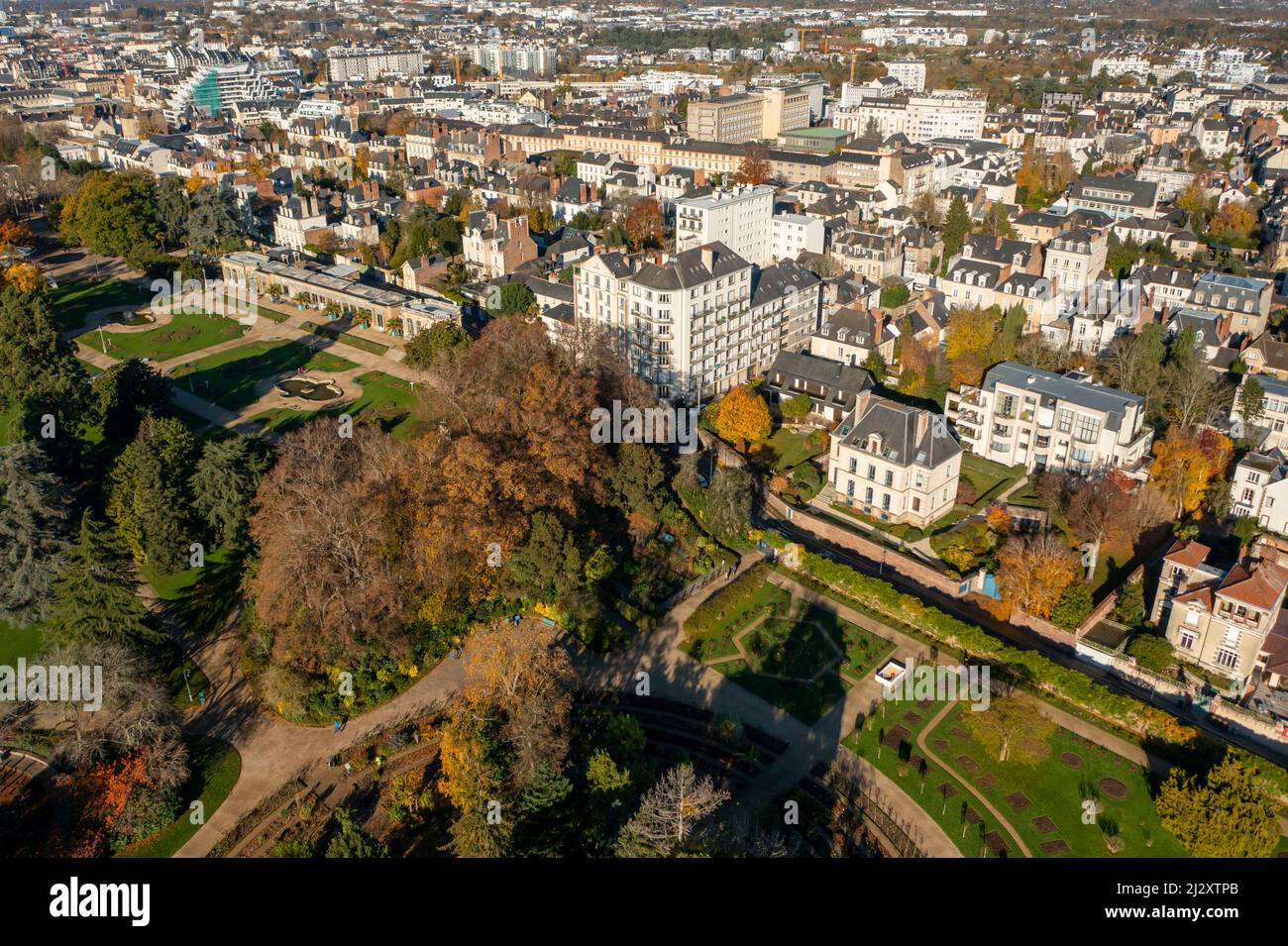 Rennes (Bretagne, Nordwestfrankreich): Luftaufnahme des nördlichen Teils der Stadt vom Thabor Park. Die Orangerie und Gebäude und Häuser in t Stockfoto