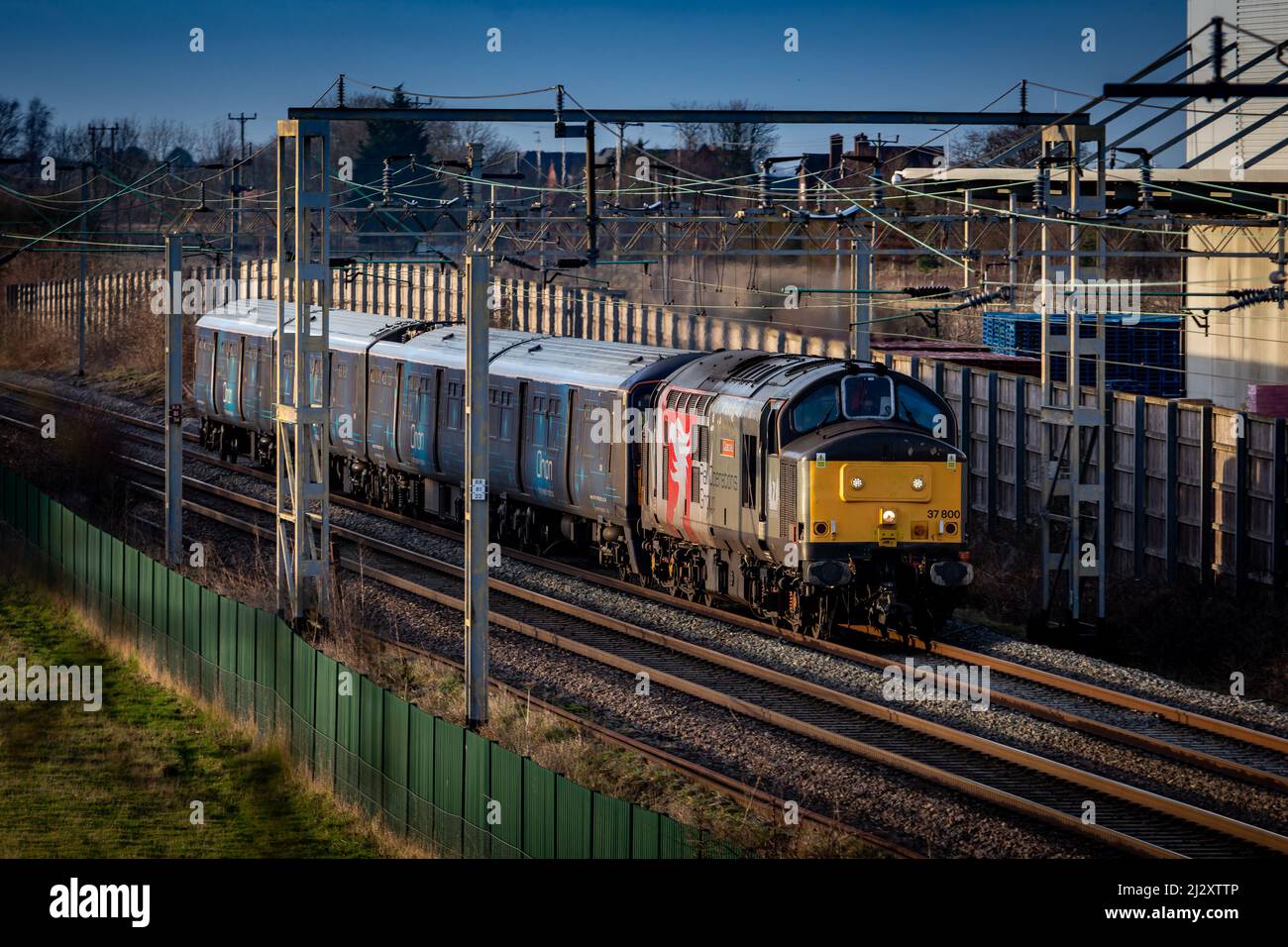 Rail Operations Group Class 37 - 37800 „Cassiopeia“ zieht Orion Mail-Einheiten an DIRFT vorbei Stockfoto