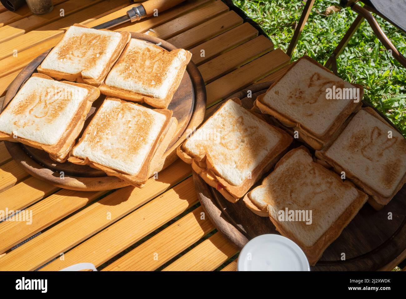 Sandwiches werden mit Kaffee serviert. Stockfoto