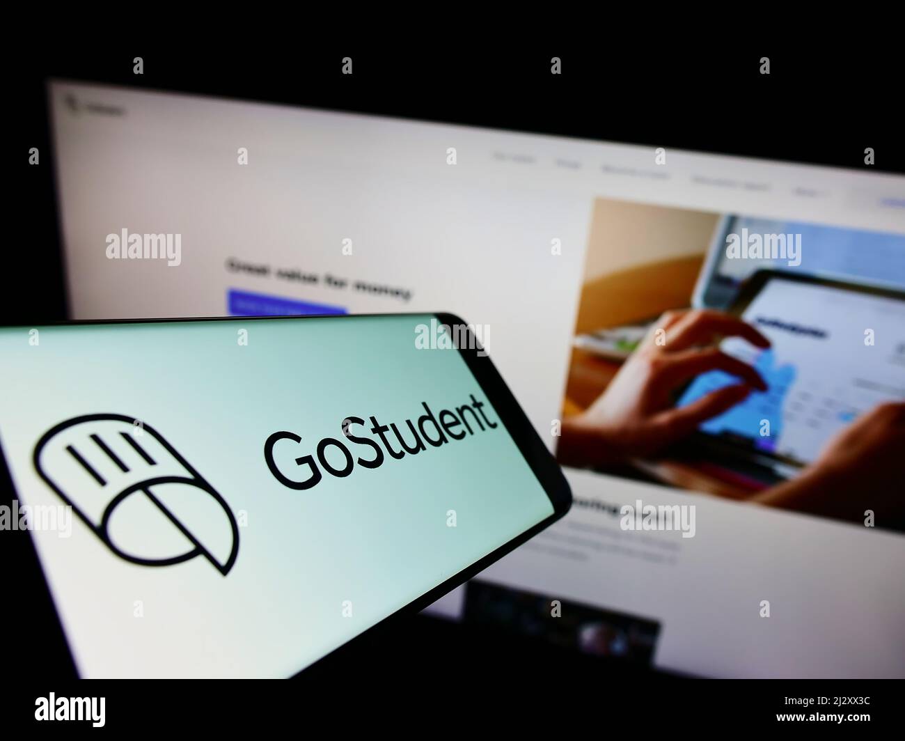 Handy mit Logo der österreichischen Tutorenfirma GoStudent GmbH auf dem Bildschirm vor der Business-Website. Konzentrieren Sie sich auf die Mitte des Telefondisplays. Stockfoto