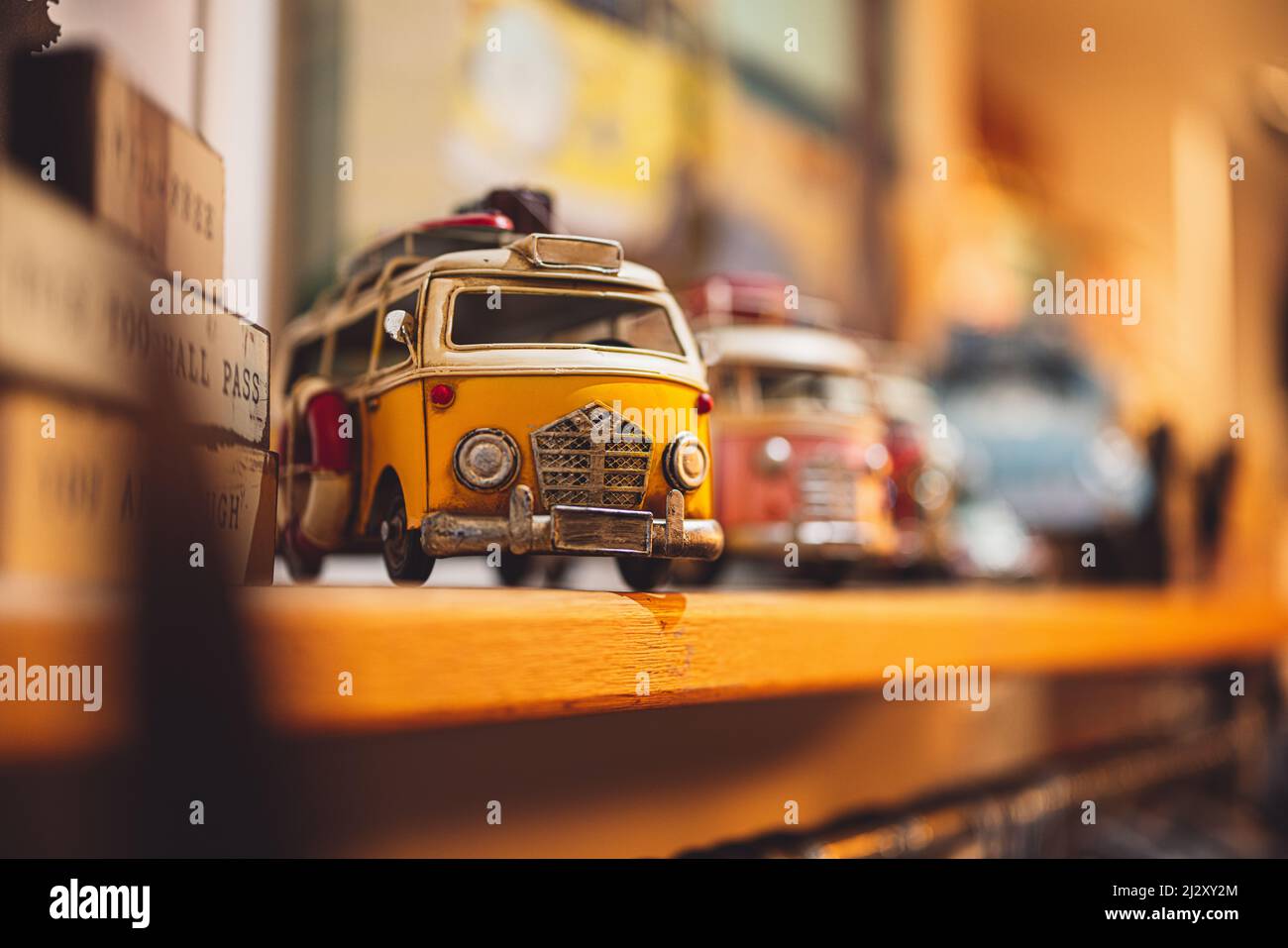 Spielzeugwagen im Regal Stockfoto