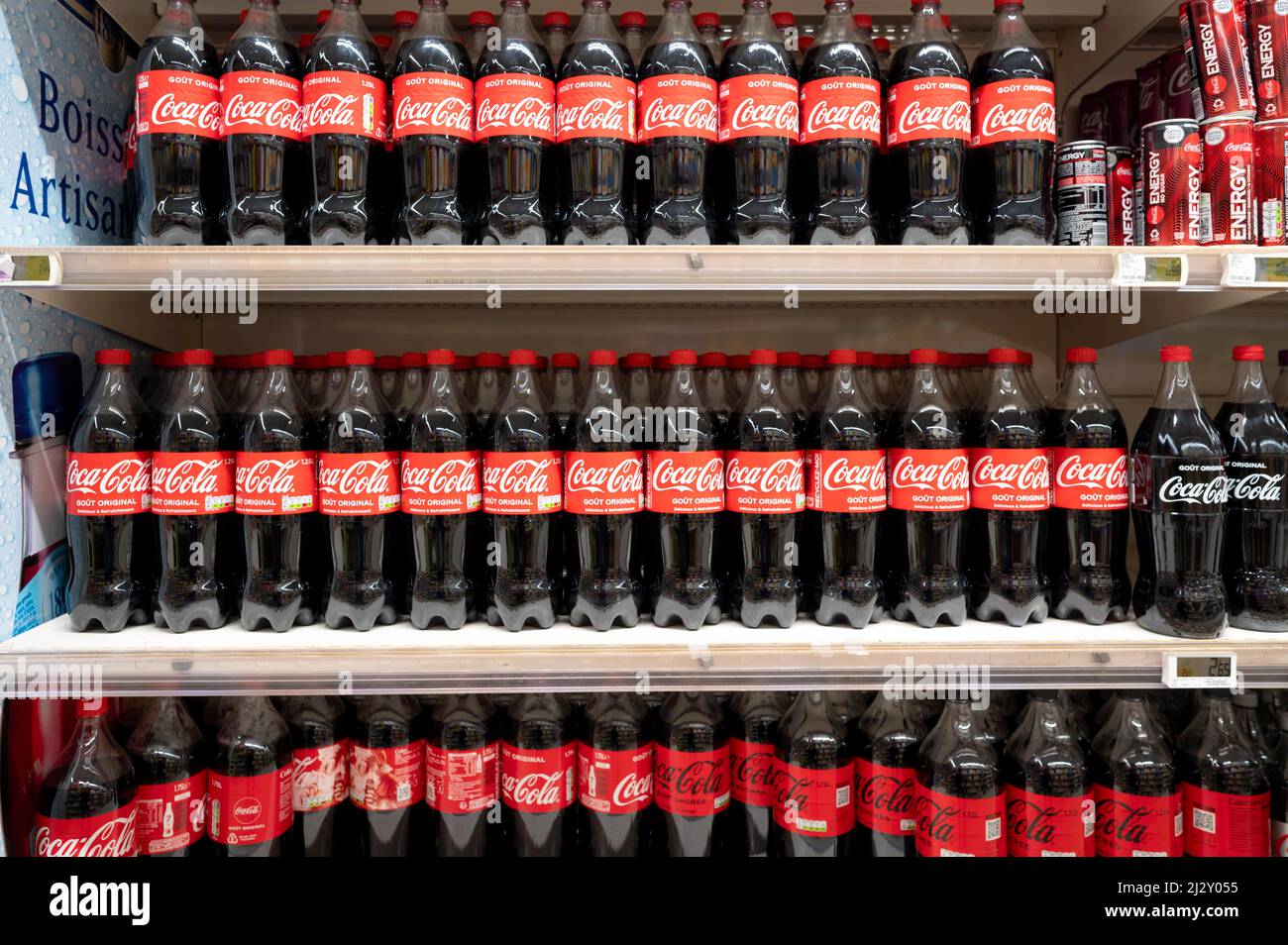 Super U Supermarkt: Cola-Flaschen, Getränkeabteilung mit Softdrinks und Softdrinks Stockfoto