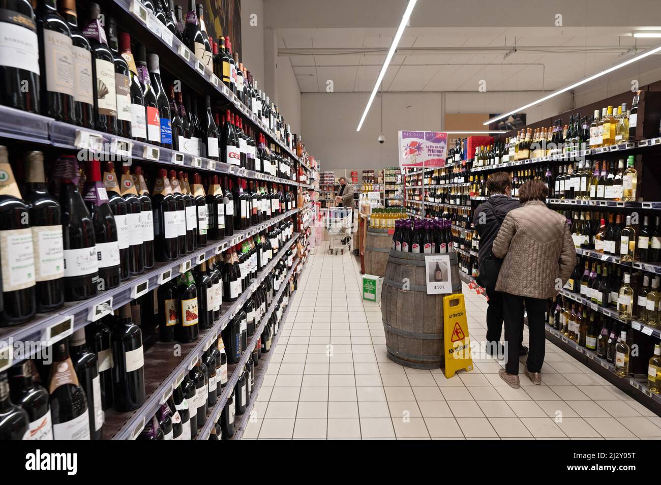Super U Supermarkt: Kunden in der Alkoholabteilung, alkoholische Getränke, Spirituosen und Wein Stockfoto