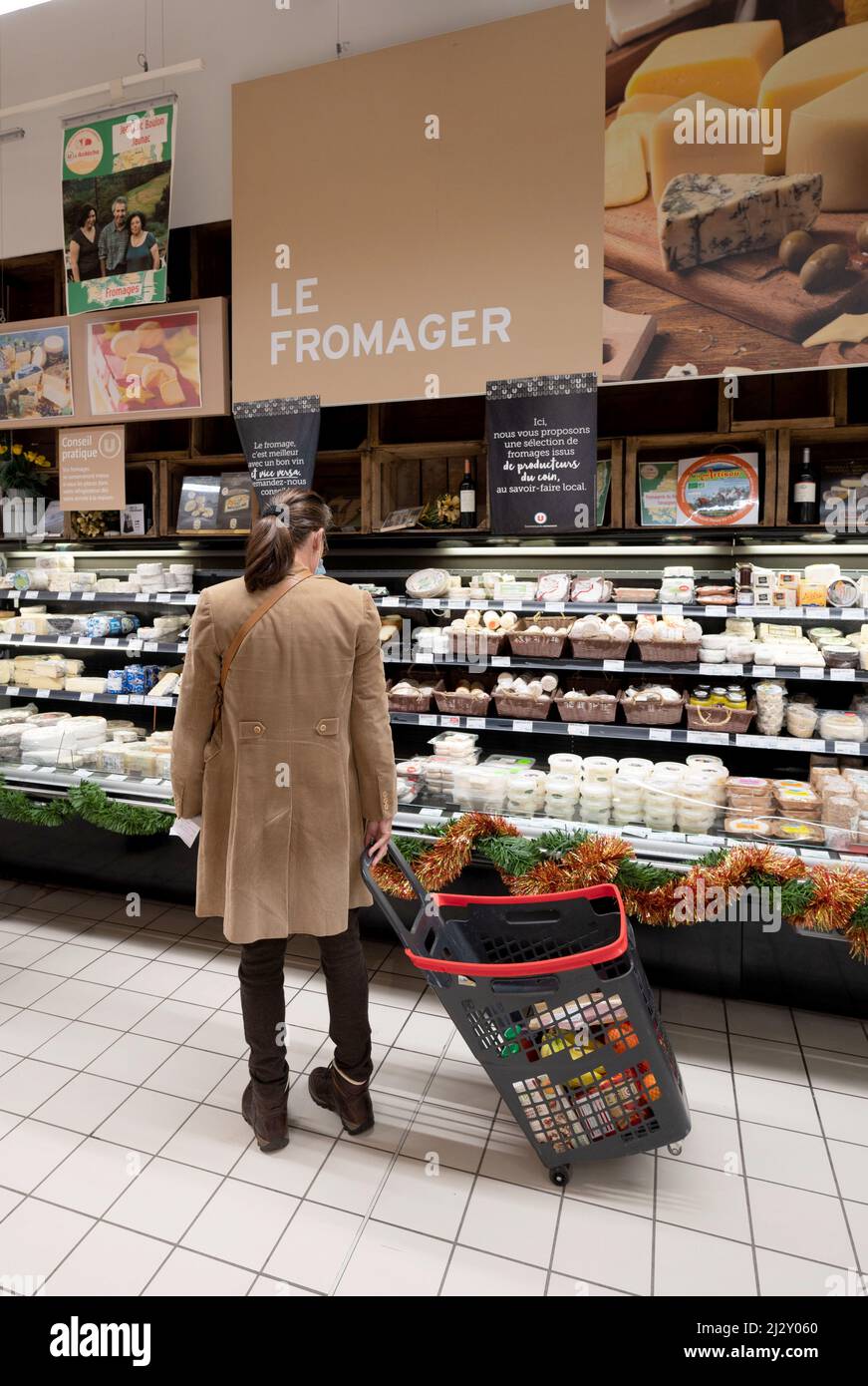 Super U Supermarkt: Frau, Kunde von hinten in der Käseabteilung gesehen Stockfoto