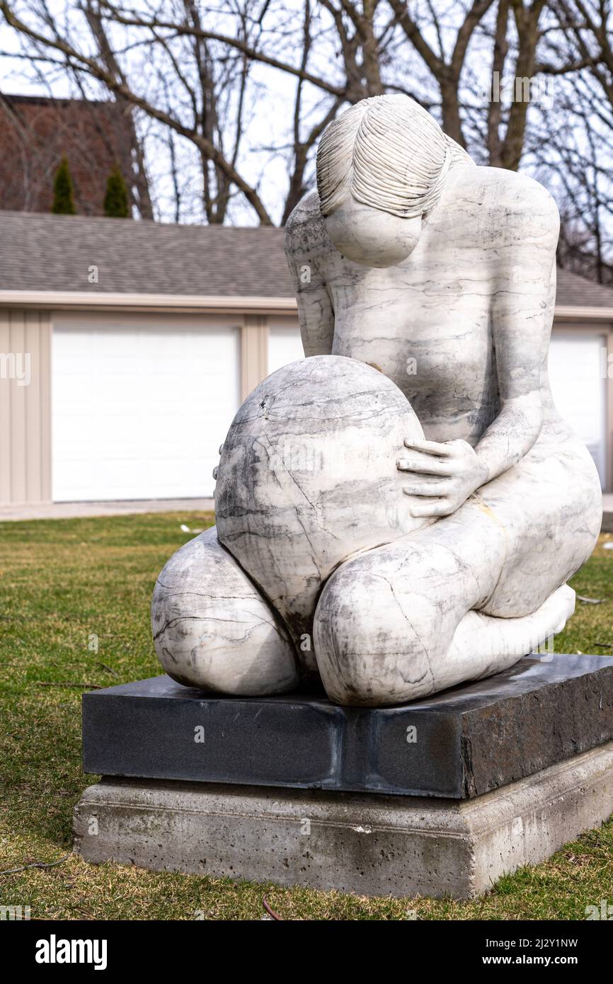 Steinskulptur befindet sich im Garten an der Südwand des christlichen Tempels namens St. Paul's Basilica, der ältesten römisch-katholischen Congreg Stockfoto