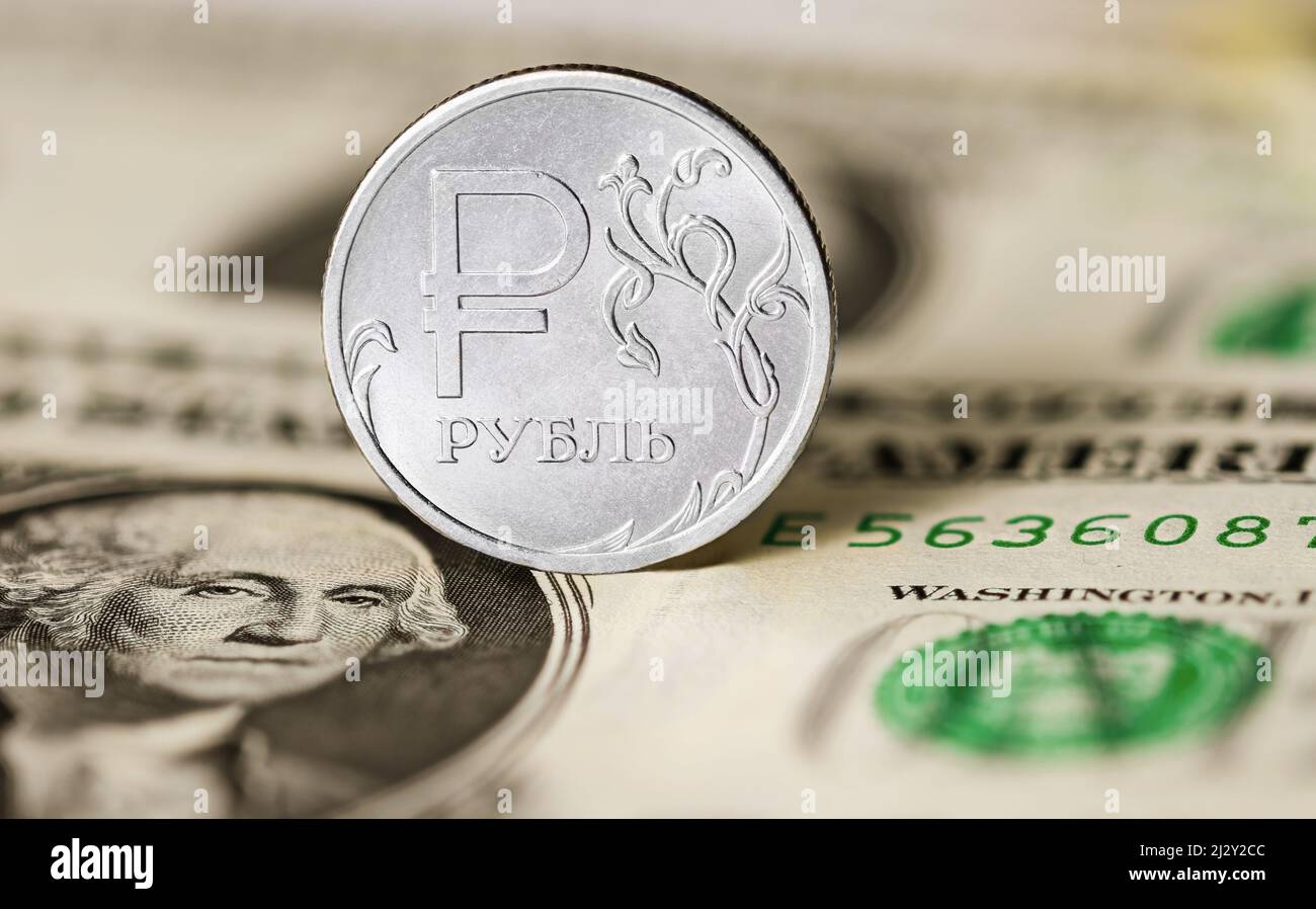 Russische Rubel-Münze vor dem Hintergrund einer 1-US-Dollar-Note Stockfoto