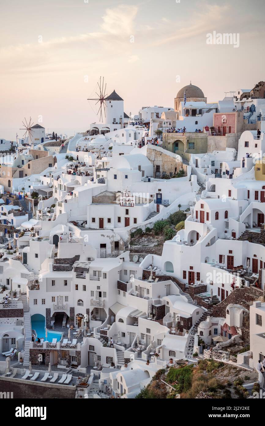 Sonnenuntergang mit Blick über Oia, Windmühle, Santorini, Santorin, Kykladen, Ägäis, Mittelmeer, Griechenland, Europa Stockfoto