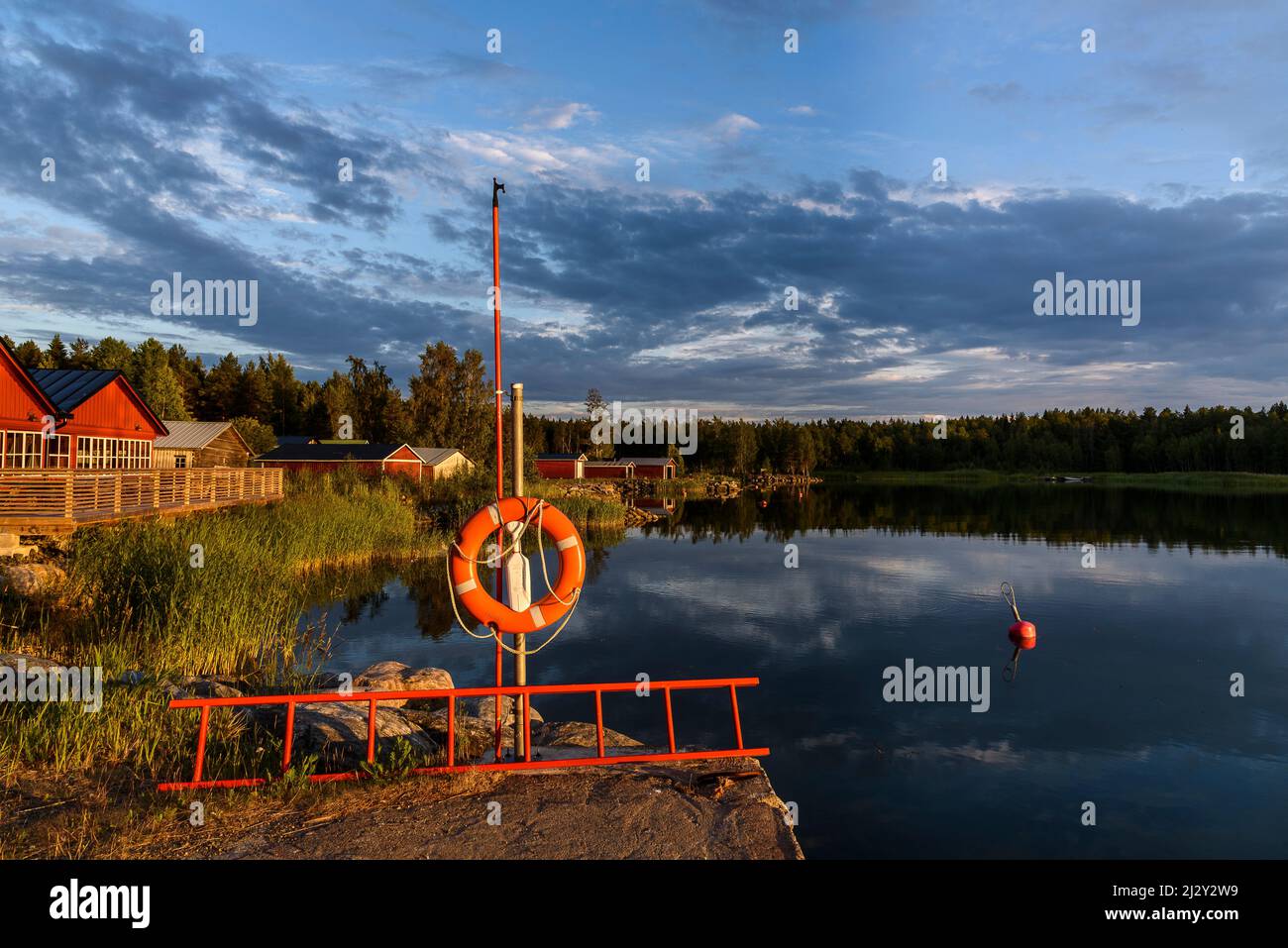 Abendstimmung am Yachthafen des Fischerdorfes Sideby, Finnland Stockfoto