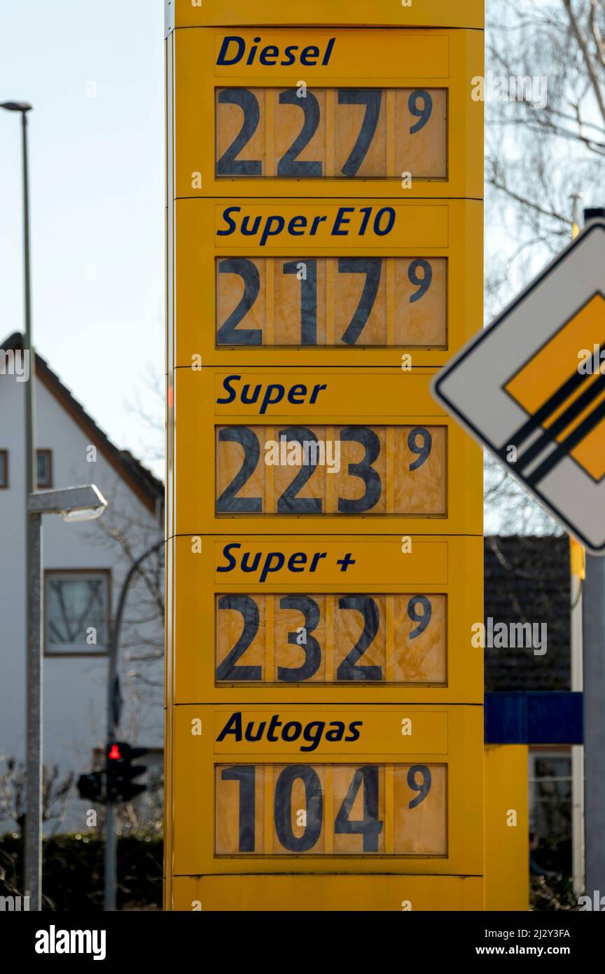 Das Display an einer Tankstelle zeigt hohe Preise an Stockfoto