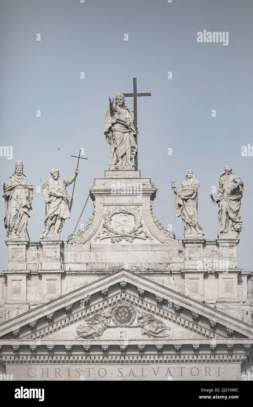 Statuen auf der Spitze der Basilica di San Giovanni in Laterano Rom Italien Stockfoto