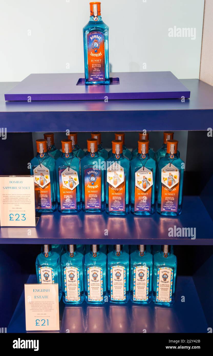 Flaschen von Bombay Sapphire Gin zum Verkauf im Gin Shop in der Bombay Sapphire Gin Distillery, Laverstoke Mill, Laverstoke, Hampshire, UK im März Stockfoto