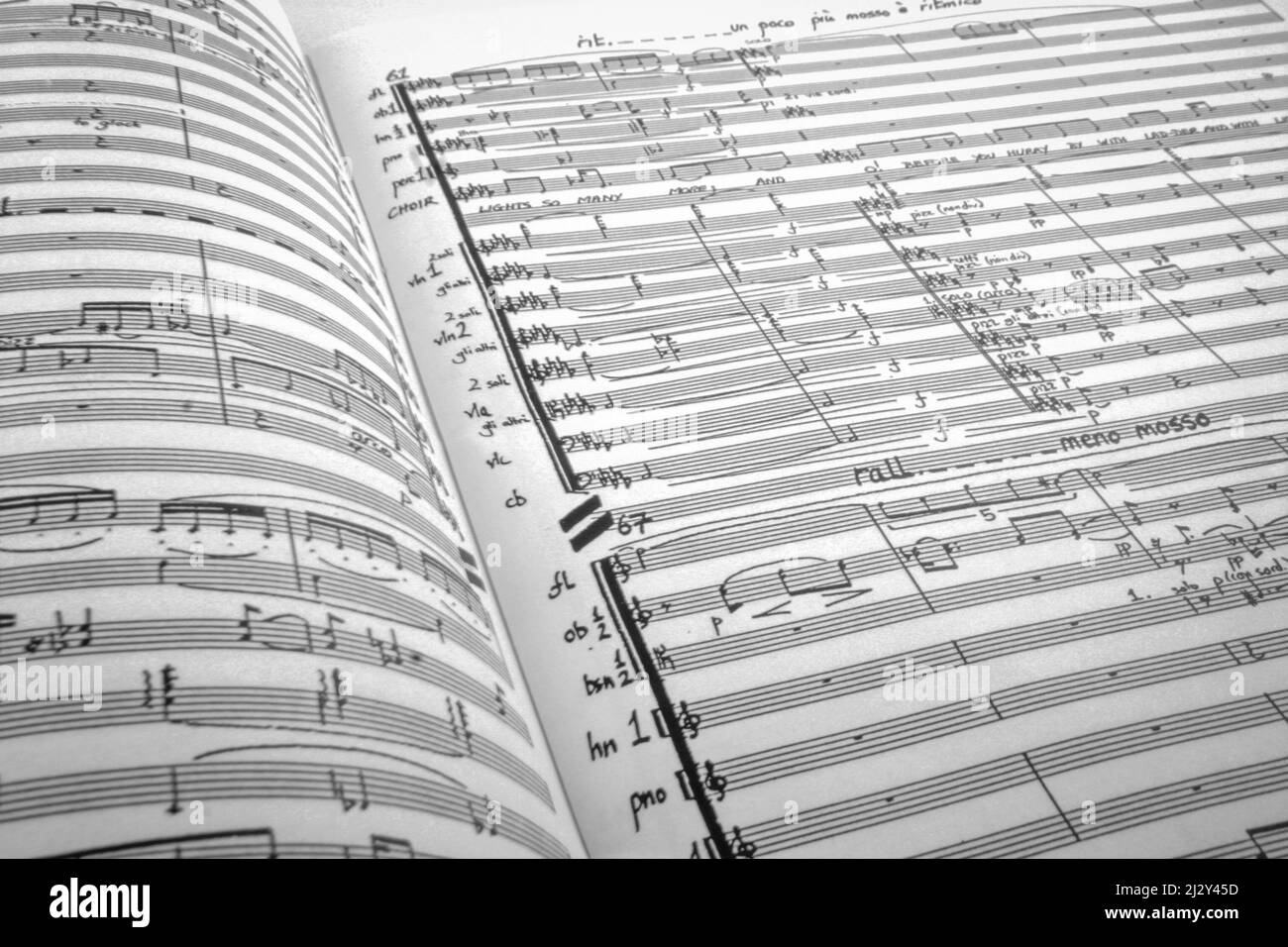 Manuskript „Musik“. Vollständiger, selektiver Fokus auf eine offene Orchesterpartitur. Stockfoto