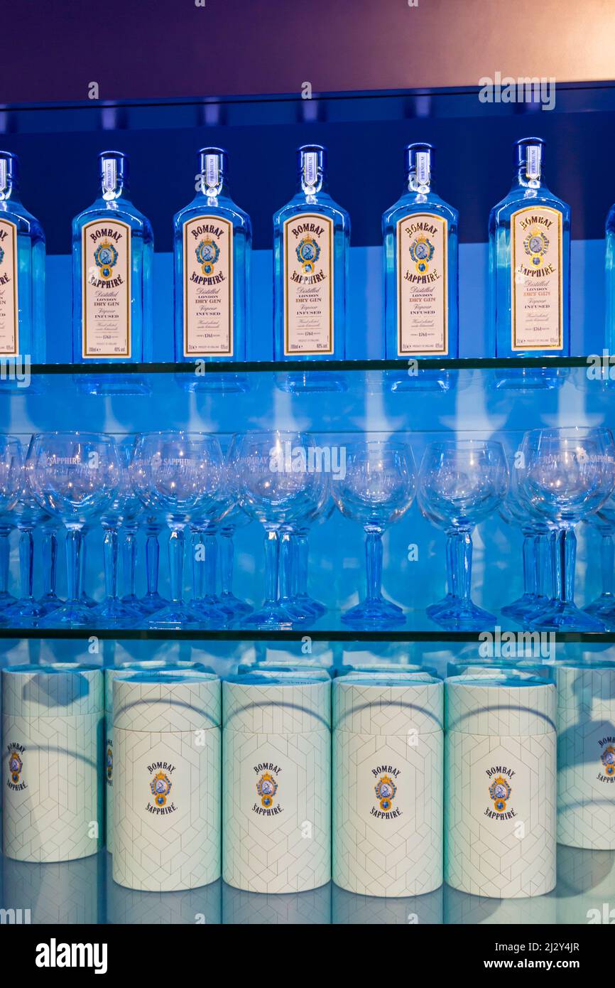 Flaschen von Bombay Sapphire Gin zum Verkauf im Gin Shop in der Bombay Sapphire Gin Distillery, Laverstoke Mill, Laverstoke, Hampshire, UK im März Stockfoto