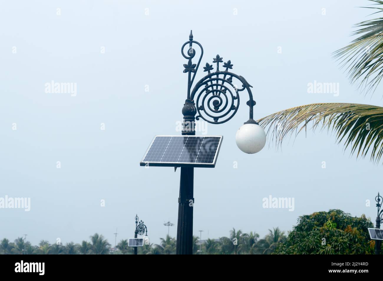 Klassische ästhetische dekorative Solar-LED-Lampe Post Light vor blauem Himmel Hintergrund. Seine solarbetriebene, und automatisch in der Dämmerung einschalten und ausschalten Stockfoto
