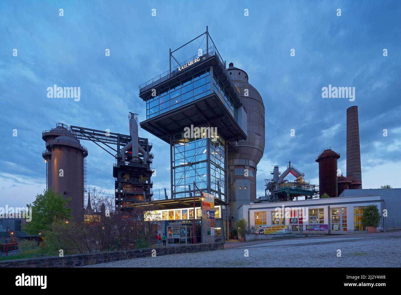 Schauen Sie sich das<Alte Hüttenareal> mit altem Wasserturm (heute Gastronomie- und Kinozentrum), Neunkirchen, Saarland, Deutschland, Europa an Stockfoto