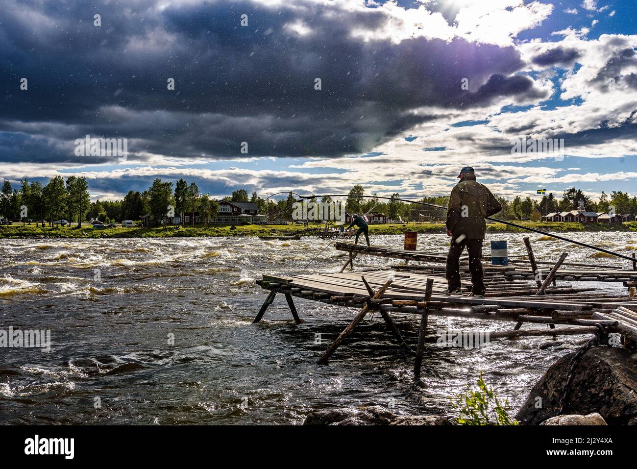 Traditionelle lokale Fischerei mit langen Netzen. Stromschnellen von Kukkolankoski am Torne ELV, Tornio, Finnland Stockfoto