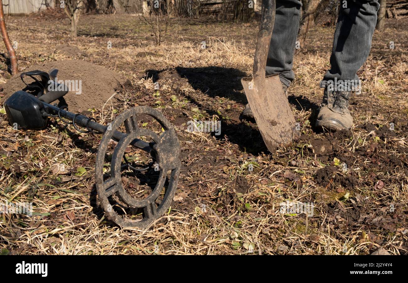 Auf der Suche nach Militärs werden Mine und Granaten mit einem Metalldetektor versorgt. Stockfoto