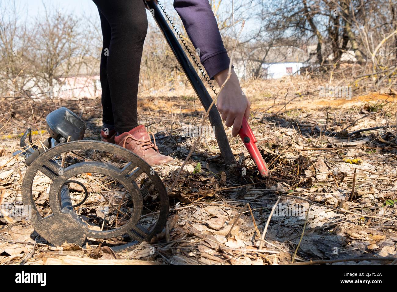 suchen Sie mit einem Metalldetektor und einem Pinpointer nach militärischen Dingen aus der Kriegszeit. Stockfoto