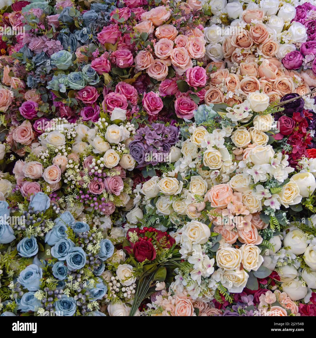Künstlicher Seidenrosen Im Vintage-Stil Blumenstrauß Stockfoto
