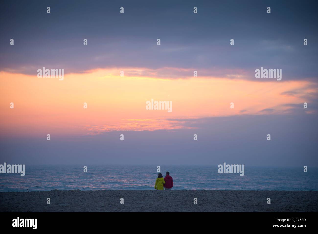 Abendstimmung mit Paar an der Nordsee, Dänemark Stockfoto