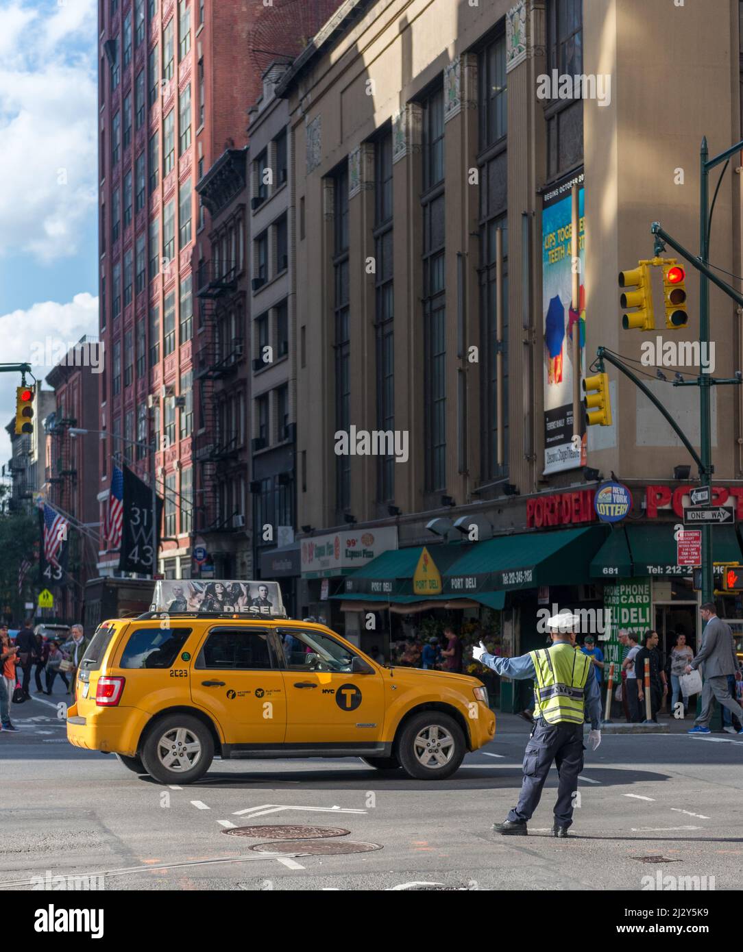 NEW YORK CITY, NY/USA - 16.. OKTOBER 2014: Ein Verkehrspolizist leitet den Verkehr an der W 42. St Ave während einer Intervention am Times Square ar um Stockfoto