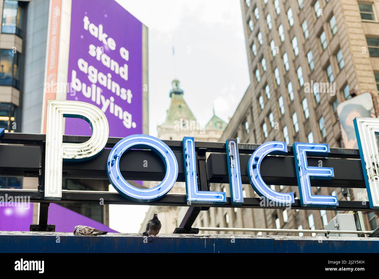 NEW YORK CITY, NY/USA - 24.. OKTOBER 2014: Details des Neonschildes der New York Police Station am Times Square, 24.. Oktober 2014, New York City, NY, U Stockfoto