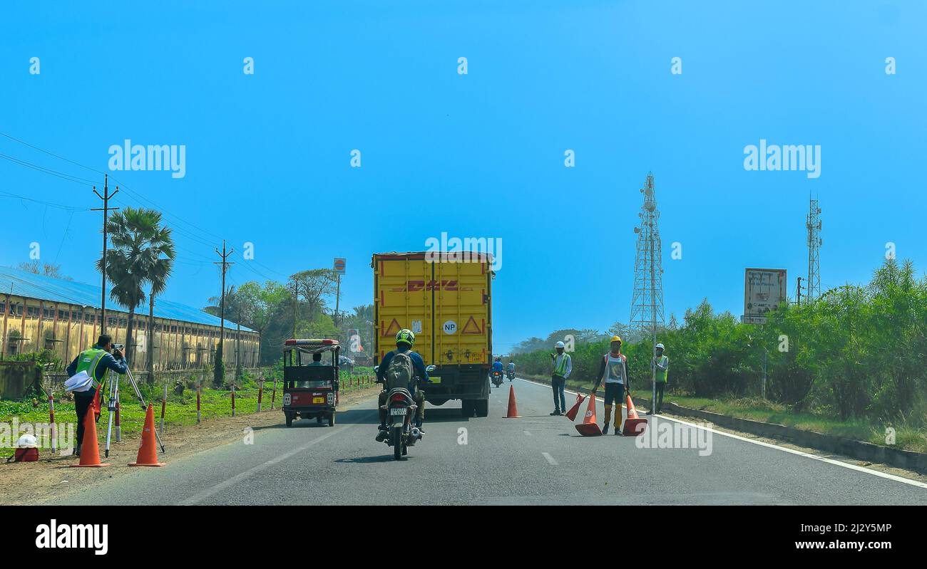 Kalkutta, Indien, März 05,2022: Arbeiter, die auf dem National Highway of India messen. Selektiver Fokus wird verwendet. Stockfoto
