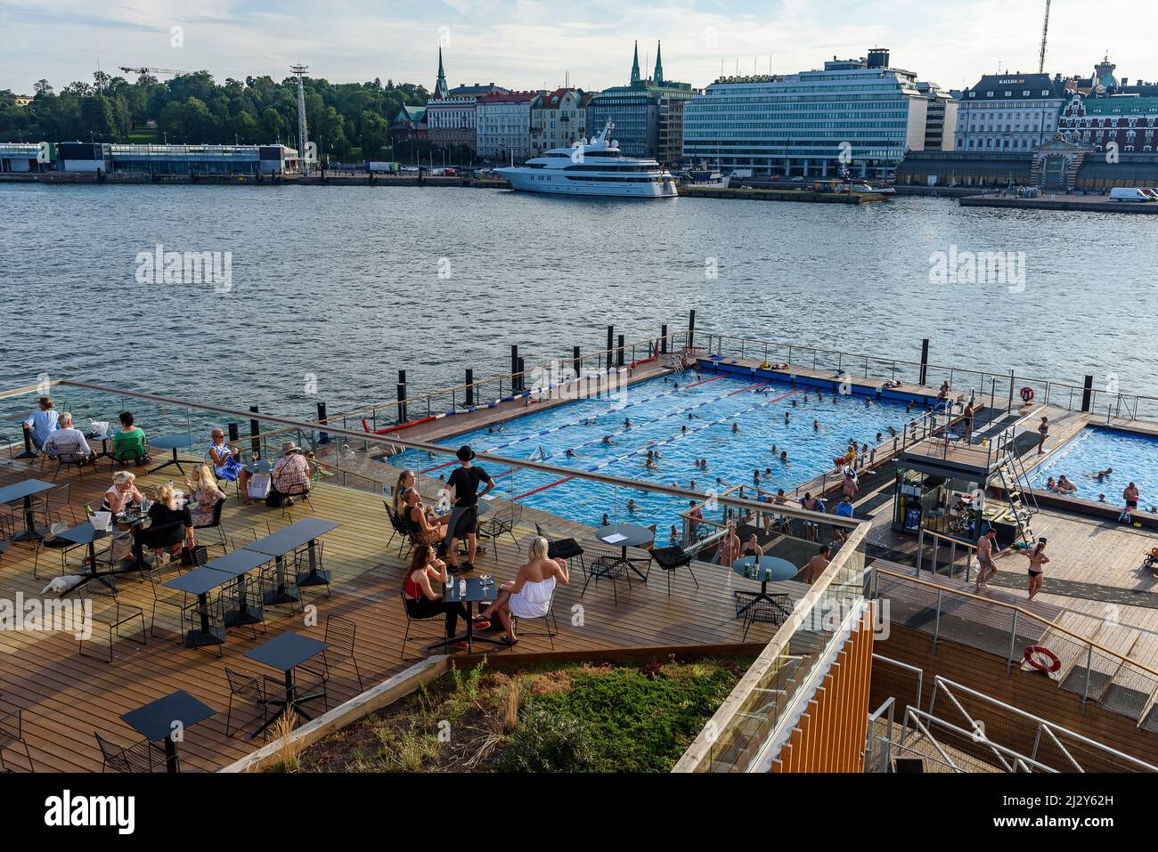 Allas Sea Pool, Menschen, die in dem im Hafenbecken eingebetteten Pool baden, Helsinki, Finnland Stockfoto