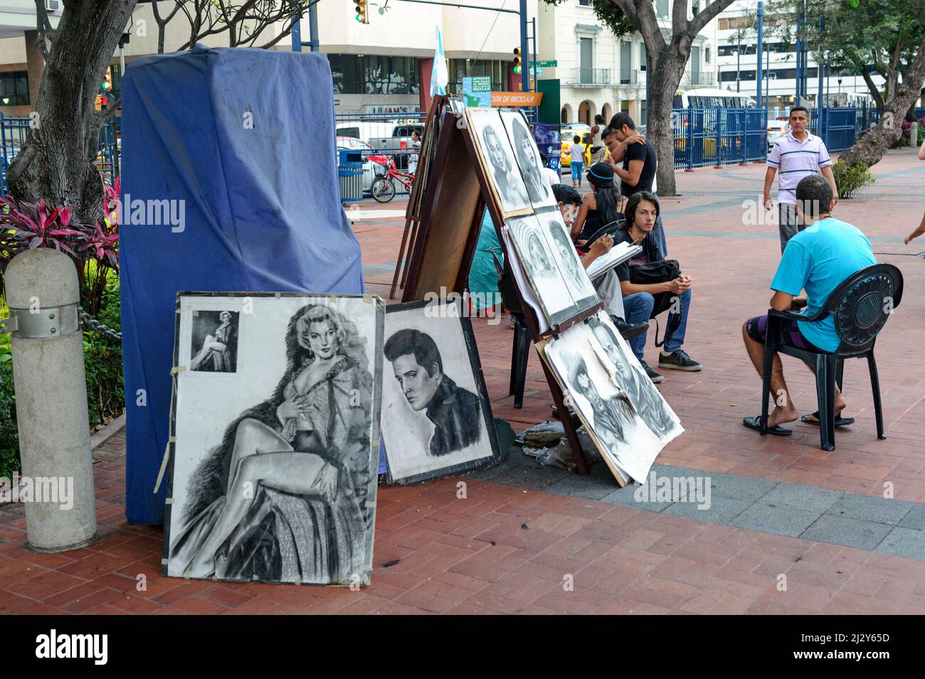 Die Menschen auf dem Malecon 2000 lassen ihre Porträts im Karikaturstil gezeichnet werden. Guayaquil Ecuador Stockfoto