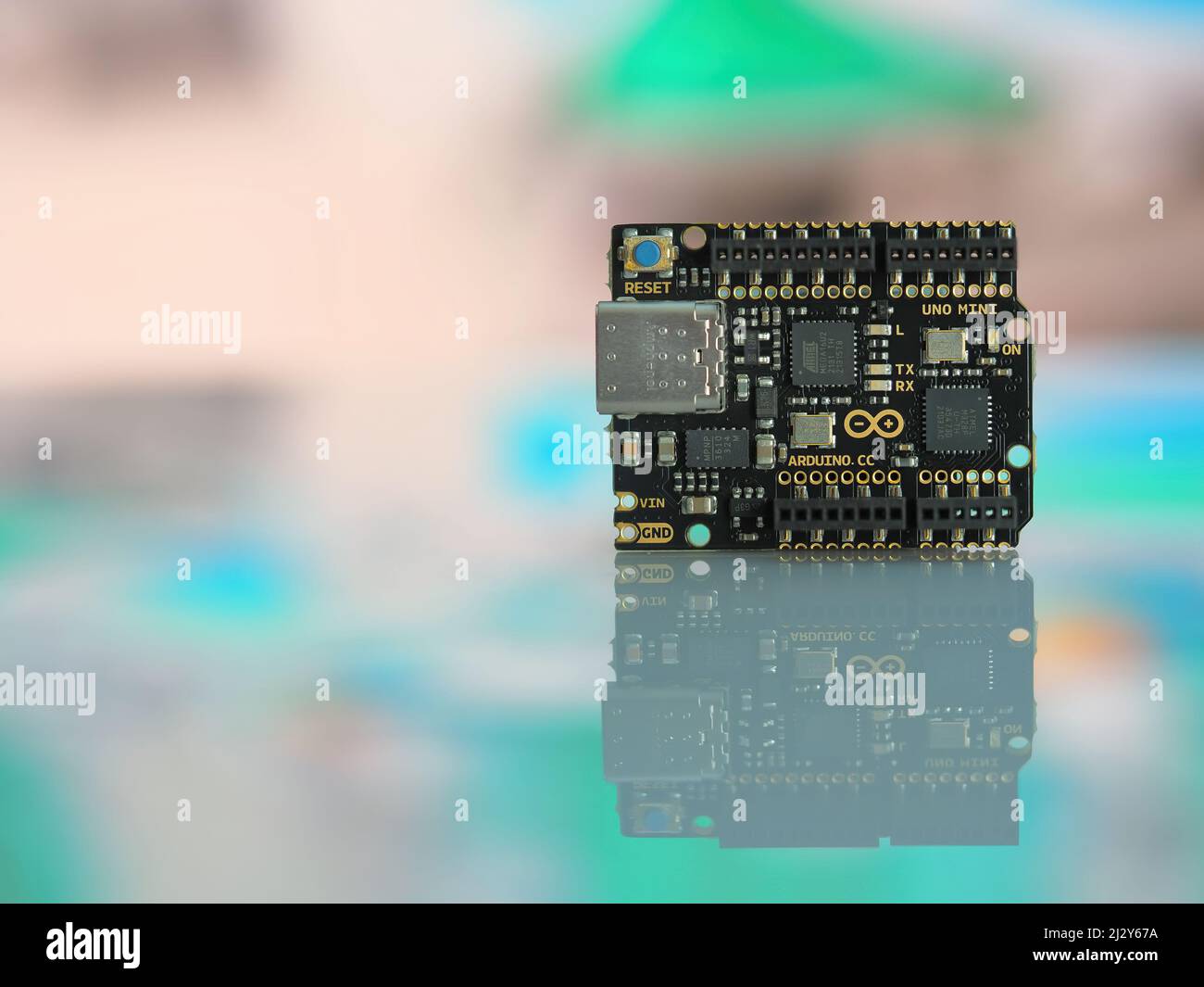 Galati, Rumänien - 04. April 2022: Blick auf das neue Arduino UNO Mini Limited Edition Board isoliert auf verschwommenem Hintergrund Stockfoto