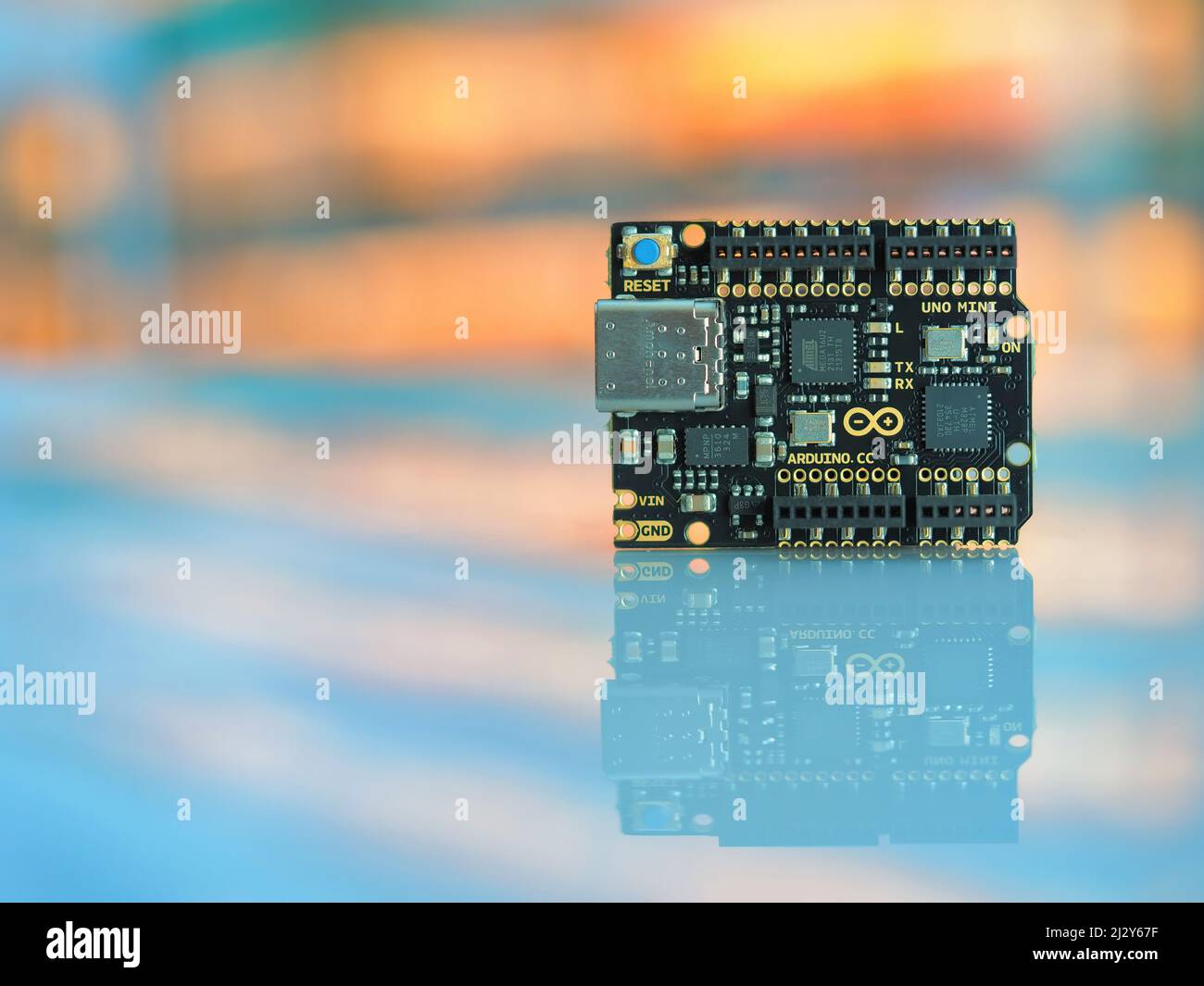 Galati, Rumänien - 04. April 2022: Blick auf das neue Arduino UNO Mini Limited Edition Board isoliert auf verschwommenem Hintergrund Stockfoto