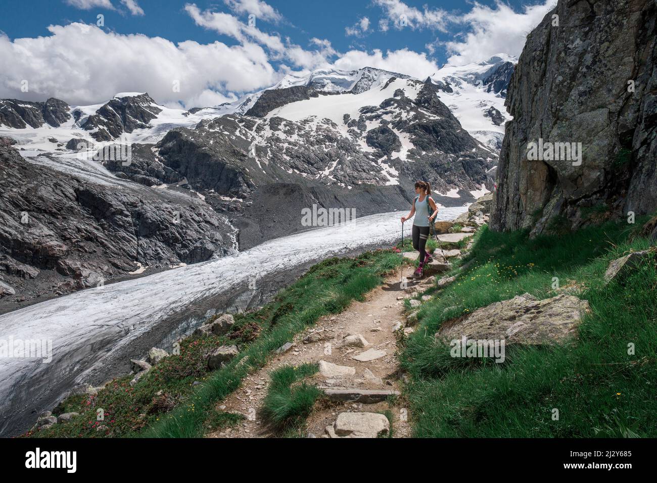 Frauen wandern im Sommer auf dem Morteratschgletscher im Engadin in den Schweizer Alpen Stockfoto