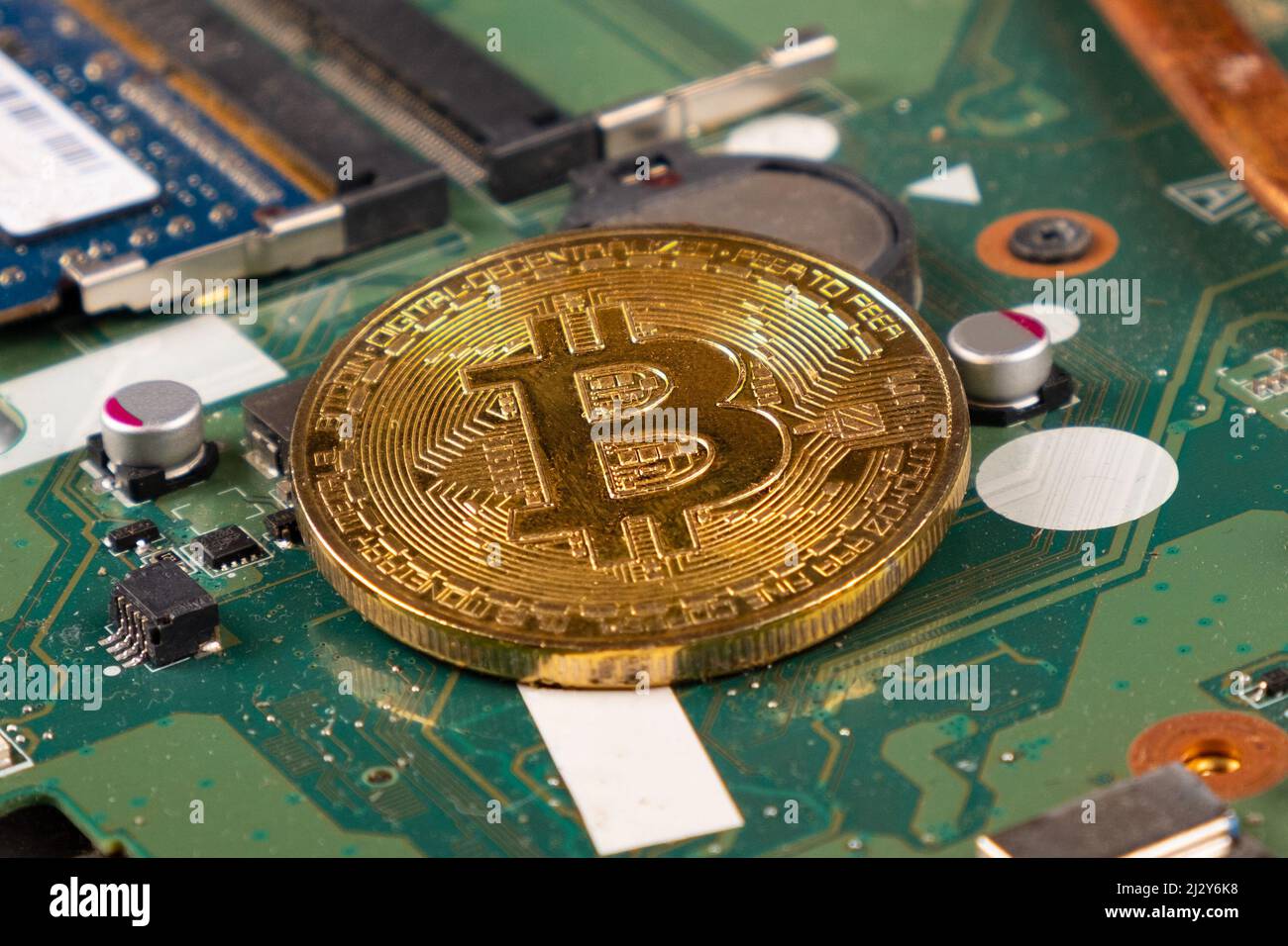 bitcoin Goldmünze auf der Hauptplatine Nahaufnahme, btc Kryptowährung. Stockfoto