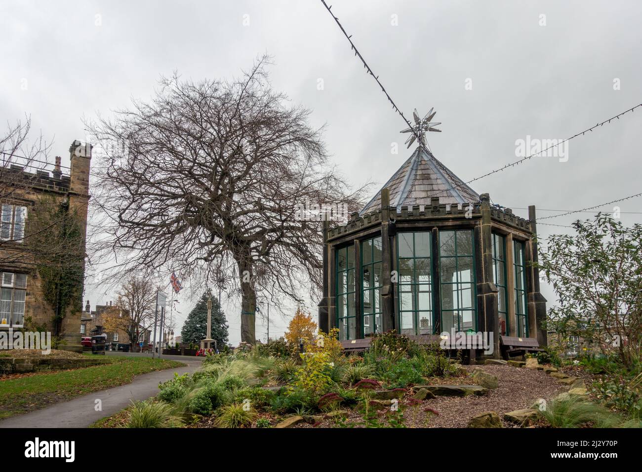 Burley-in-Wharfedale Dorfzentrum mit altem Yorkshire Steingebäude, The Grange, und denkmalgeschütztes Gebäude, The Round House. West Yorkshire, Großbritannien. West Yor Stockfoto