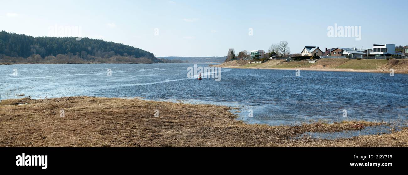 Der frühe Frühling Panoramablick auf den Zusammenfluss von Neman und Nevezis, der zweite in Kaunas (Litauen). Stockfoto