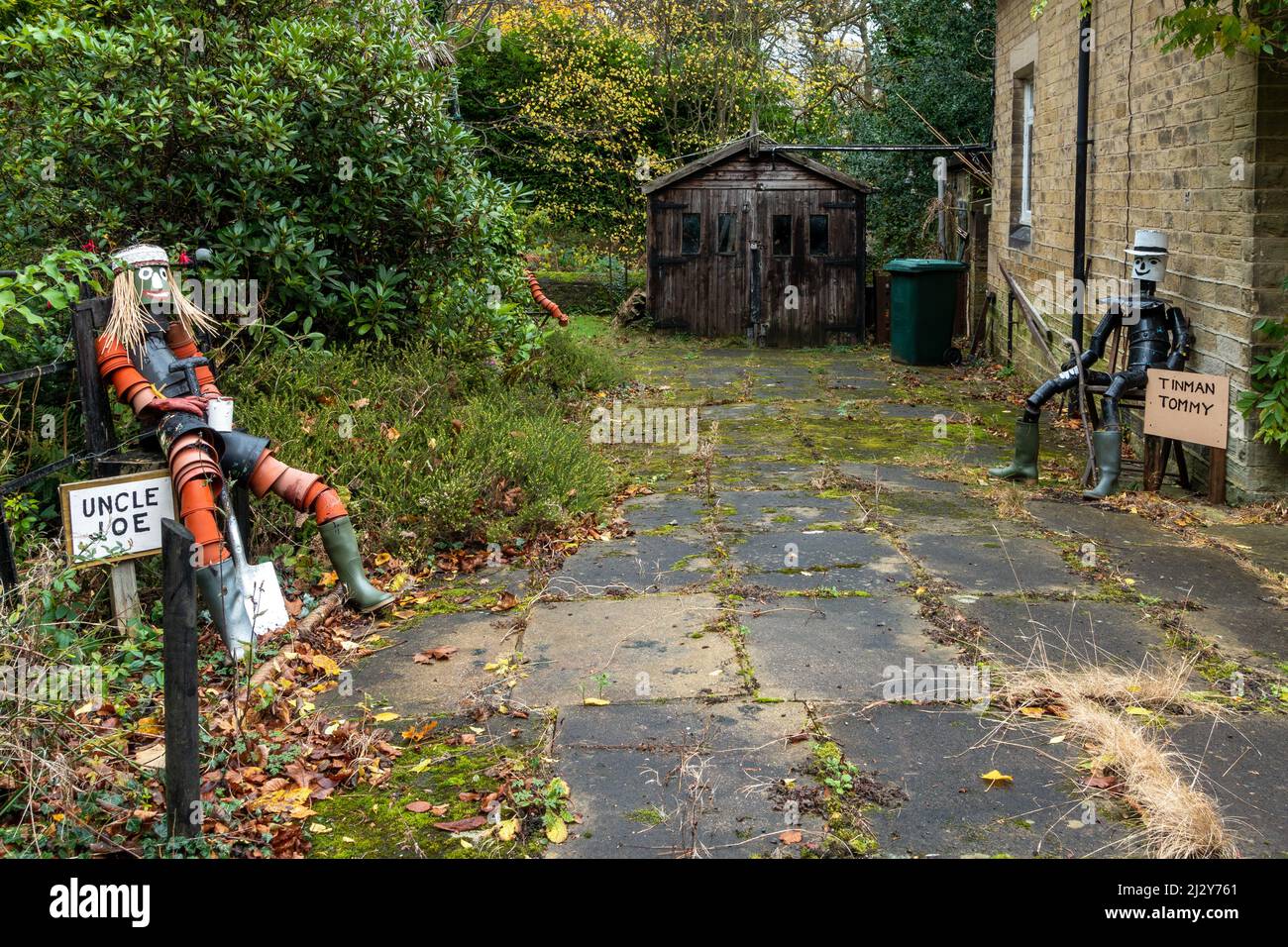 Zwei handgefertigte Pflanzentöpfe in einem Garten in West Yorkshire, Großbritannien Stockfoto