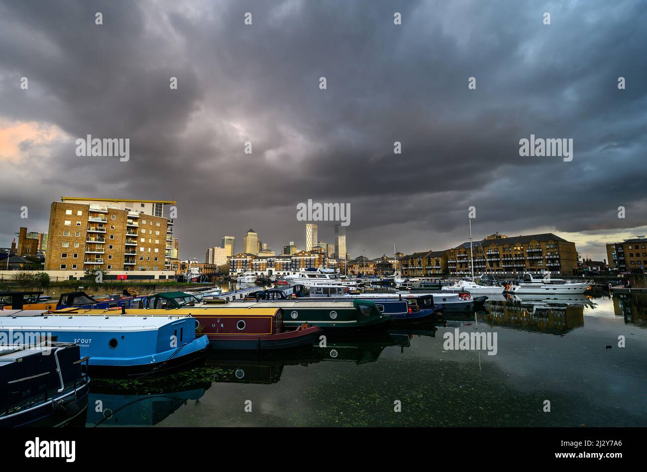 Limehouse, London, Großbritannien: Blick auf das Limehouse Basin, eine Marina in den docklands im Osten Londons. Hohe Gebäude von Canary Wharf sind dahinter. Stockfoto