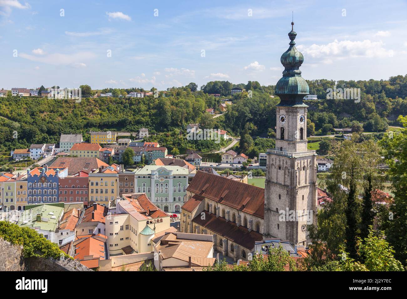 Burghausen, Blick auf die Stadt vom Schloss auf den Stadtplatz und die Pfarrkirche St. Jakob Stockfoto