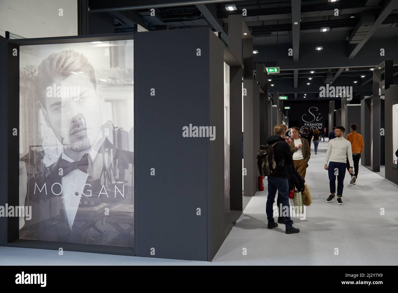 MAILAND, ITALIEN - 3. APRIL 2022: Stand und Besucher der Si Sposaitalia Collezioni Messe während der Mailänder Bridal Week Stockfoto