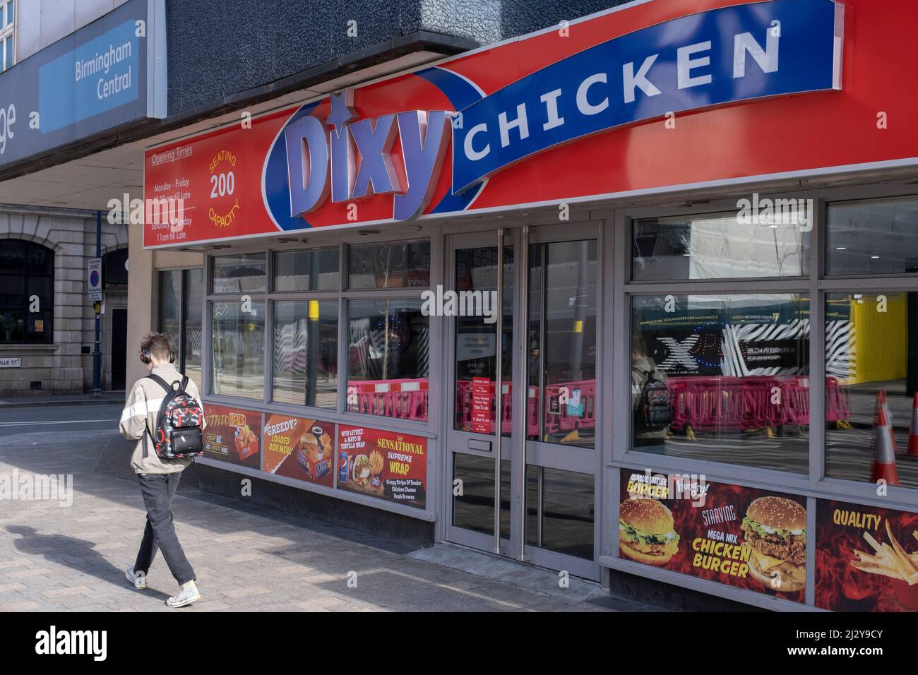 Dixy Chicken am 14.. März 2022 in Birmingham, Großbritannien. Dixy Chicken ist eine Fast-Food-Kette, die sich auf Halal-Chicken spezialisiert hat. Das Unternehmen bietet Halal-Versionen von Produkten an, die in anderen Fast-Food-Läden zu finden sind. Es ist im Besitz einer englischen Firma, SABT2 Limited. Stockfoto