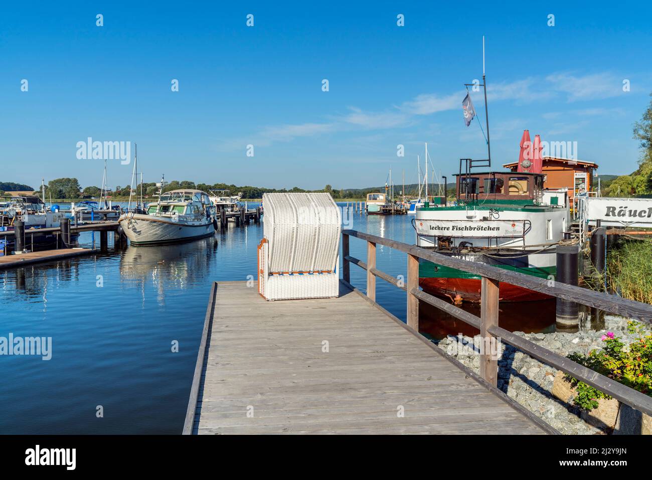 Strandliege im Hafen am Selliner See, Ostseebad Sellin, Insel Rügen, Mecklenburg-Vorpommern, Deutschland Stockfoto