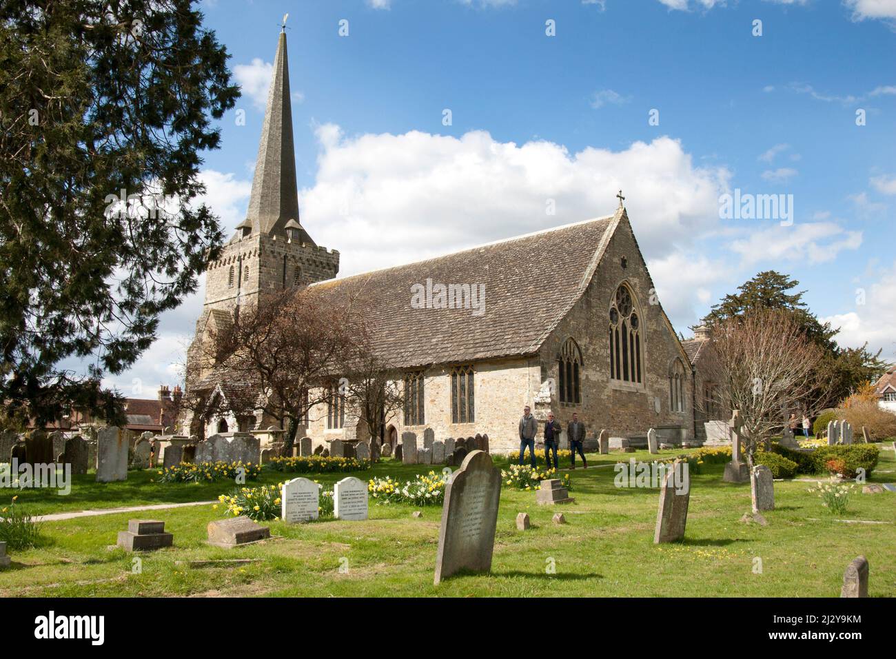 Ein Frühlingstag in der Holy Trinity Church aus dem 11.. Jahrhundert, Cuckfield, Haywards Heath, West Sussex, England Stockfoto