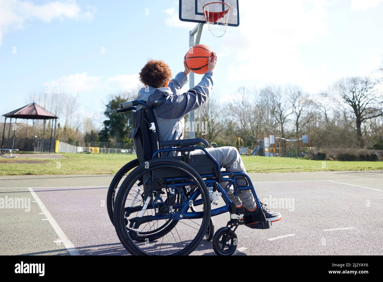 Teenager Mädchen Im Rollstuhl Spielen Spiel Von Basketball Im Park Stockfoto