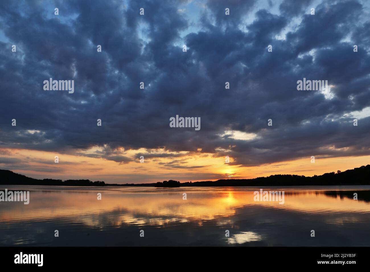 Ein zauberhafter Abend am Darksee in Bad Malente-Gremsmühlen im Norden Deutschlands. Der Sonnenuntergang war wirklich dramatisch. Stockfoto